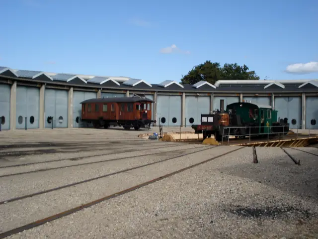 Billede af HVJ M 5, tidligere TKVJ M 5 fotograferet ud for Danmarks Jernbanemuseum.