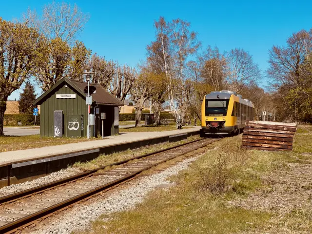 Billede af LT 111-211, tidligere LB 111-211 fotograferet ud for Skibstrup Station.