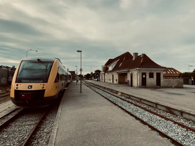 Billede af LT 115-215, tidligere LB 115-215 fotograferet ud for Hundested Station.
