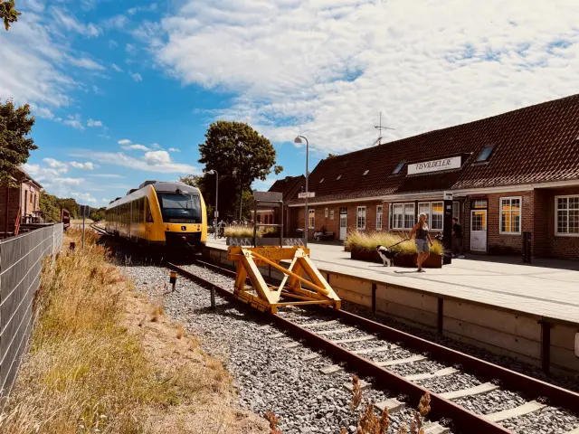 Billede af LT 116-216, tidligere LB 116-216 fotograferet ud for Tisvildeleje Station.