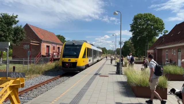Billede af LT 116-216, tidligere LB 116-216 fotograferet ud for Tisvildeleje Station.