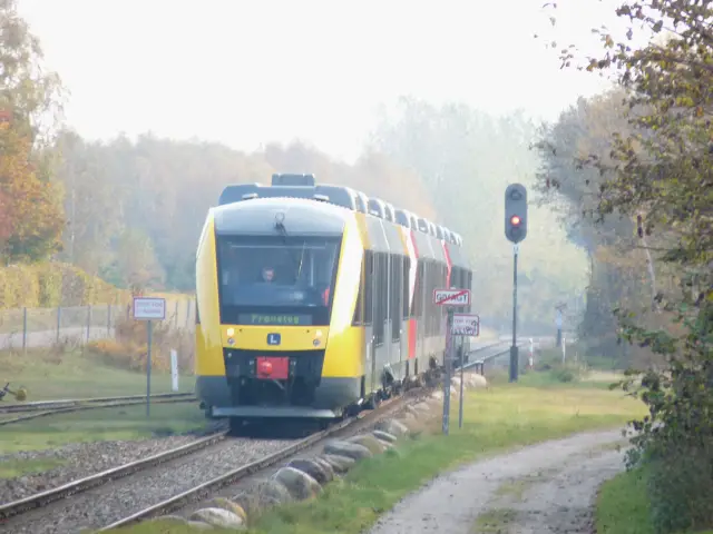 Billede af LB 117-217 - under prøvekørsel med 3 sammenkoblede togsæt - fotograferet ud for Tisvildeleje Station.