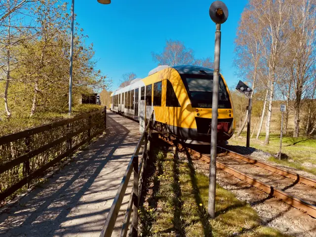 Billede af LT 121-221, tidligere LB 121-221 fotograferet ud for Mørdrup Station.