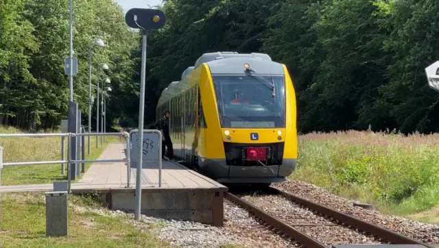 Billede af LT 127-227, tidligere LB 127-227 fotograferet ud for Duemose Station.