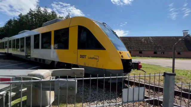 Billede af LT 127-227, tidligere LB 127-227 fotograferet ud for Duemose Station.
