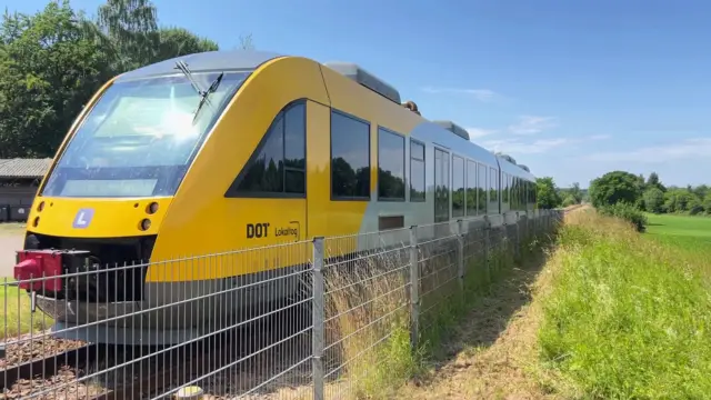 Billede af LT 127-227, tidligere LB 127-227 fotograferet ud for Duemose Station.