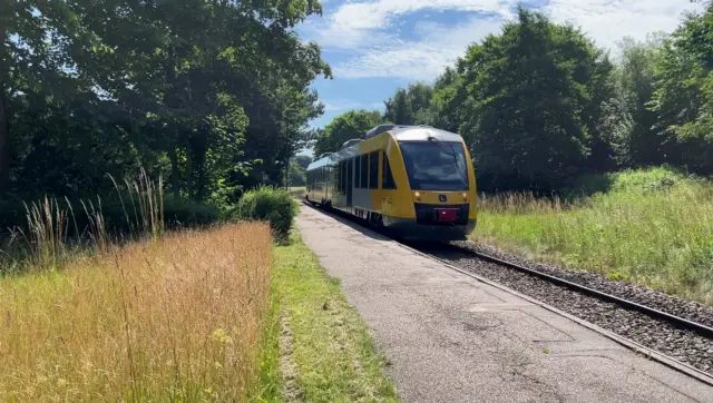 Billede af LT 127-227, tidligere LB 127-227 fotograferet ud for Saltrup Station.