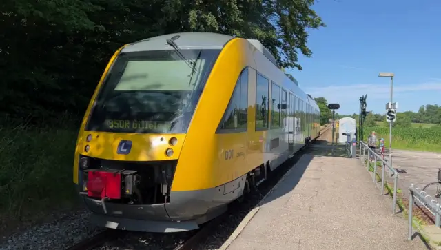 Billede af LT 127-227, tidligere LB 127-227 fotograferet ud for Saltrup Station.
