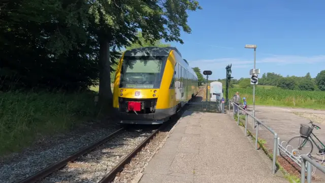 Billede af LT 127-227, tidligere LB 127-227 fotograferet ud for Saltrup Station.