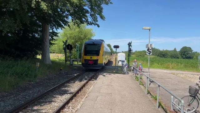 Billede af LT 127-227, tidligere LB 127-227 fotograferet ud for Saltrup Station.