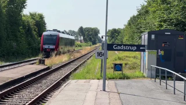 Billede af LT 2024-2124, tidligere VL 2024-2124 fotograferet ud for Gadstrup Station.