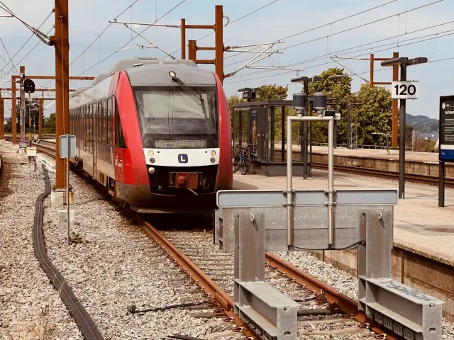 Billede af LT 2026-2126, tidligere VL 2026-2126 fotograferet ud for Holbæk Station.