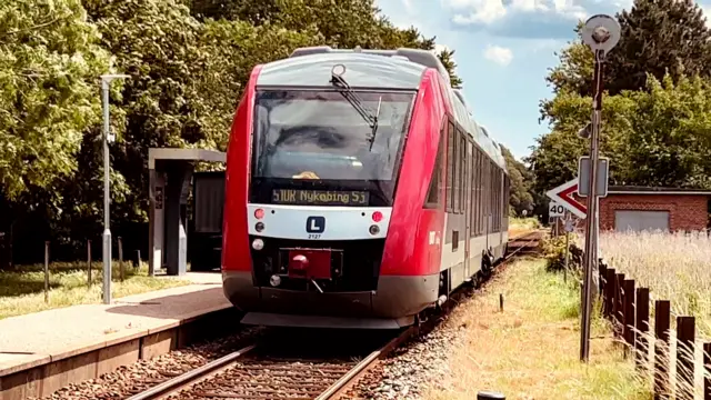 Billede af LT 2027-2127, tidligere VL 2027-2127 fotograferet ud for Nyled Station.