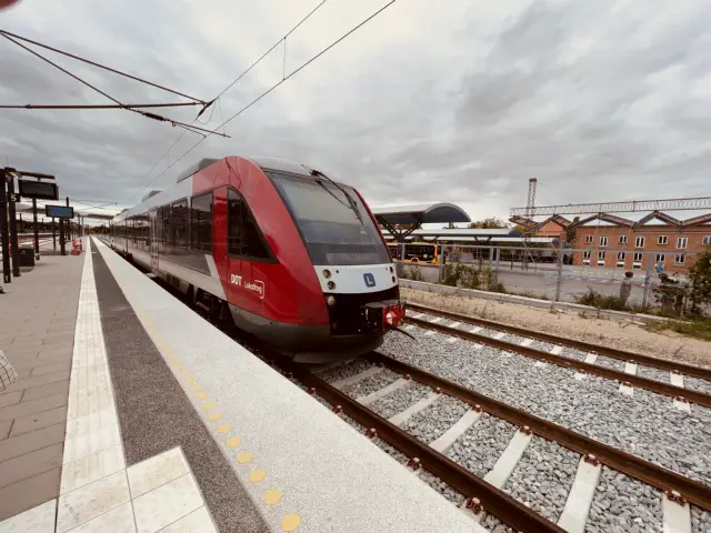 Billede af LT 2028-2128, tidligere VL 2028-2128 fotograferet ud for Slagelse Station.