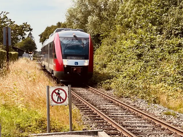 Billede af LT 2028-2128, tidligere VL 2028-2128 fotograferet ud for Vedde Station.