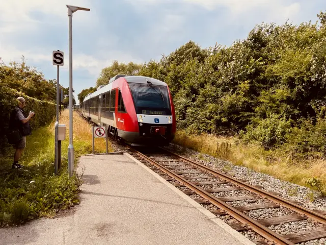 Billede af LT 2028-2128, tidligere VL 2028-2128 fotograferet ud for Vedde Station.
