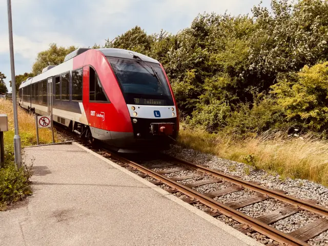 Billede af LT 2028-2128, tidligere VL 2028-2128 fotograferet ud for Vedde Station.