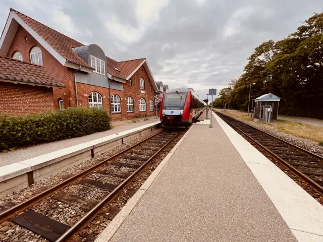 Billede af LT 2029-2129, tidligere VL 2029-2129 fotograferet ud for Høng Station.
