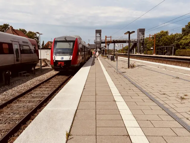 Billede af LT 2030-2130, tidligere VL 2030-2130 fotograferet ud for Tølløse Station.