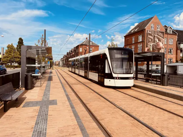 Billede af Odense Letbane togsæt 01 fotograferet ud for Vestre Stationsvej Letbanestation.