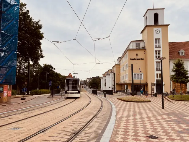 Billede af Odense Letbane togsæt 03 fotograferet ud for Albani Torv Letbanestation.