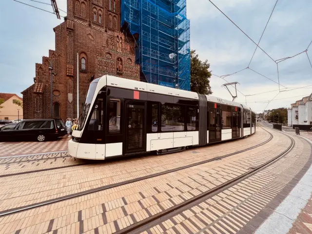 Billede af Odense Letbane togsæt 03 fotograferet ud for Albani Torv Letbanestation.
