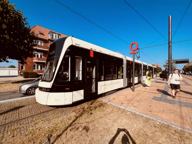 Billede af Odense Letbane togsæt 03 fotograferet ud for Bolbro Letbanestation.