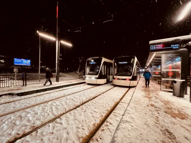 Billede af Odense Letbane togsæt 03 holdende ved  togsæt 15, fotograferet ud for Odense Banegård Letbanestation.