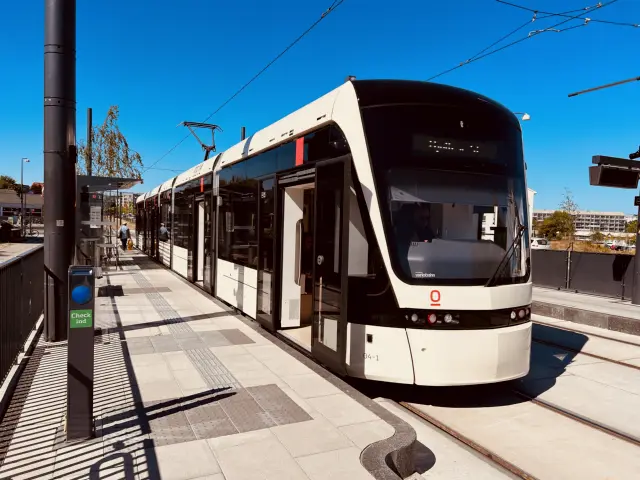 Billede af Odense Letbane togsæt 04 fotograferet ud for Ejerslykke Letbanestation.