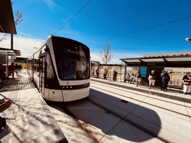 Billede af Odense Letbane togsæt 04 fotograferet ud for Hospital Syd Letbanestation.