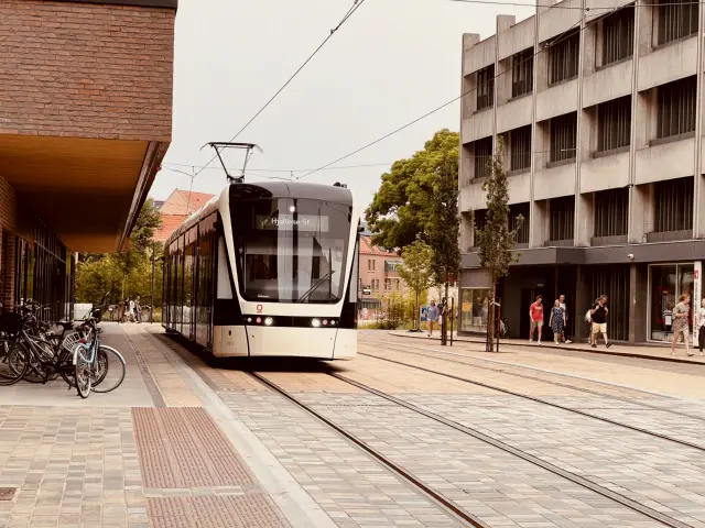 Billede af Odense Letbane togsæt 05 fotograferet ud for Albani Torv Letbanestation.