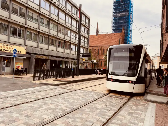 Billede af Odense Letbane togsæt 05 fotograferet ud for Albani Torv Letbanestation.