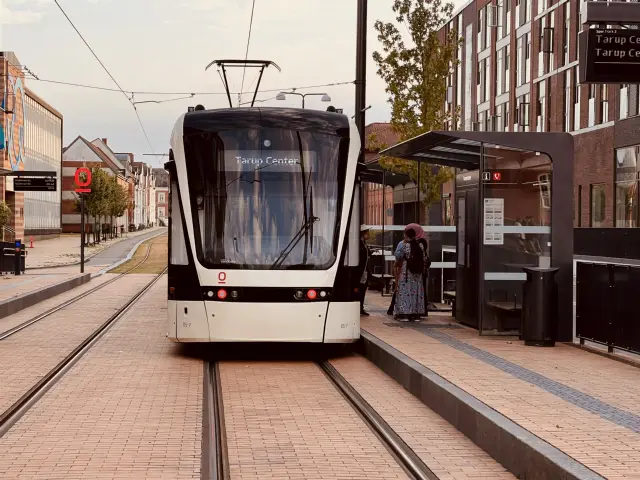 Billede af Odense Letbane togsæt 05 fotograferet ud for Kongensgade Letbanestation.