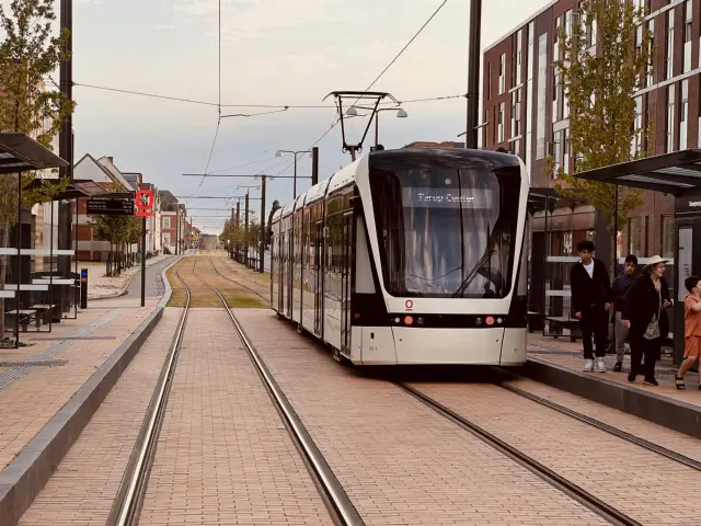 Billede af Odense Letbane togsæt 05 fotograferet ud for Kongensgade Letbanestation.