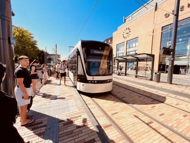 Billede af Odense Letbane togsæt 05 fotograferet ud for Odense Banegård Letbanestation.
