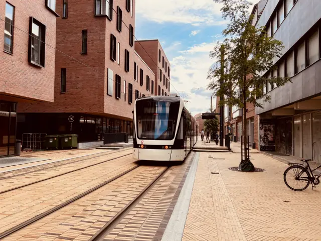 Billede af Odense Letbane togsæt 05 fotograferet ud for Odeon Letbanestation.