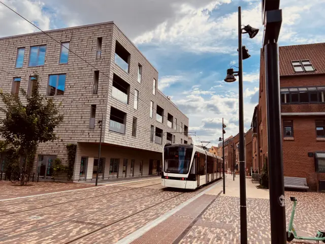 Billede af Odense Letbane togsæt 05 fotograferet ud for Odeon Letbanestation.