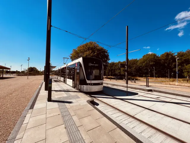 Billede af Odense Letbane togsæt 05 fotograferet ud for Parkering Odense Syd Letbanestation.