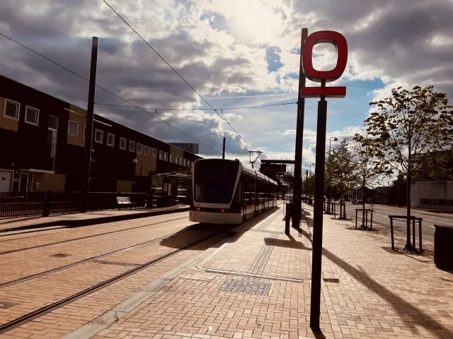 Billede af Odense Letbane togsæt 05 fotograferet ud for Vesterbro Letbanestation.