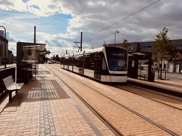 Billede af Odense Letbane togsæt 05 fotograferet ud for Vesterbro Letbanestation.