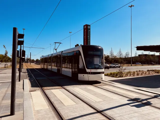 Billede af Odense Letbane togsæt 06 fotograferet ud for Rosengårdcentret Letbanestation.