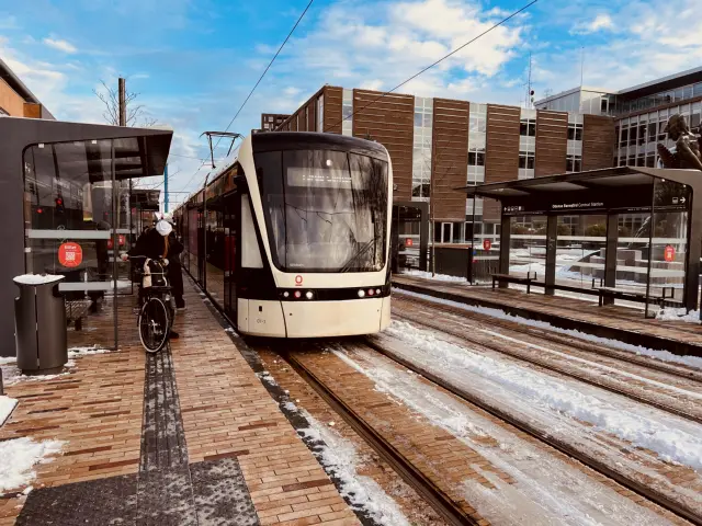 Billede af Odense Letbane togsæt 07 fotograferet ud for Odense Banegård Letbanestation.
