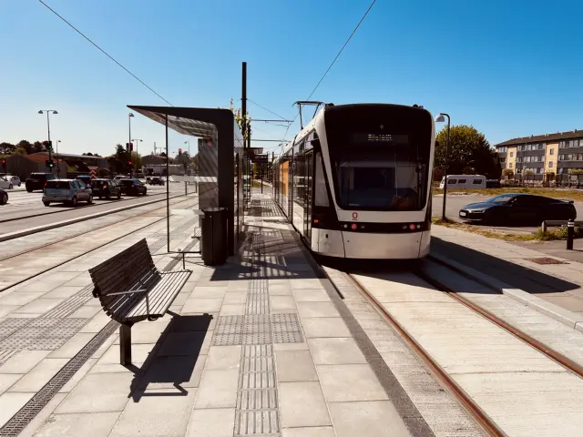 Billede af Odense Letbane togsæt 07 fotograferet ud for Tarup Center Letbanestation.
