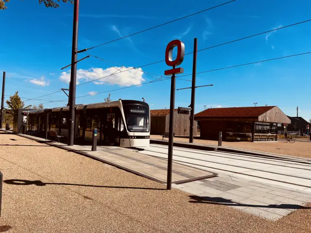 Billede af Odense Letbane togsæt 09 fotograferet ud for Parkering Odense Syd Letbanestation.
