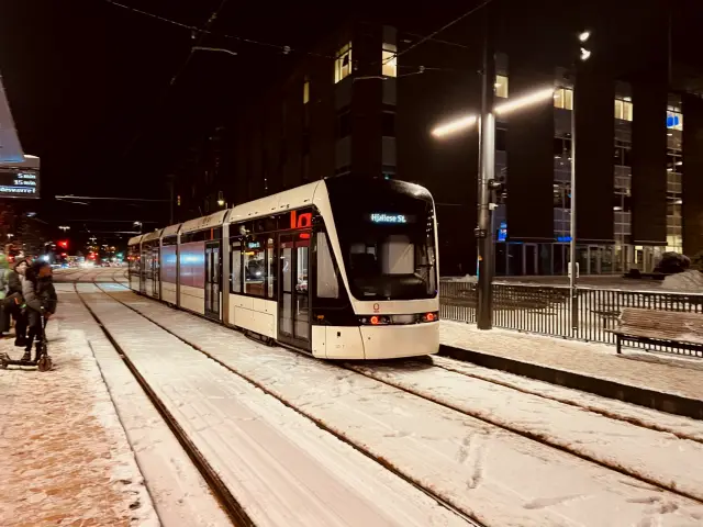 Billede af Odense Letbane togsæt 10 fotograferet ud for Odense Banegård Letbanestation.