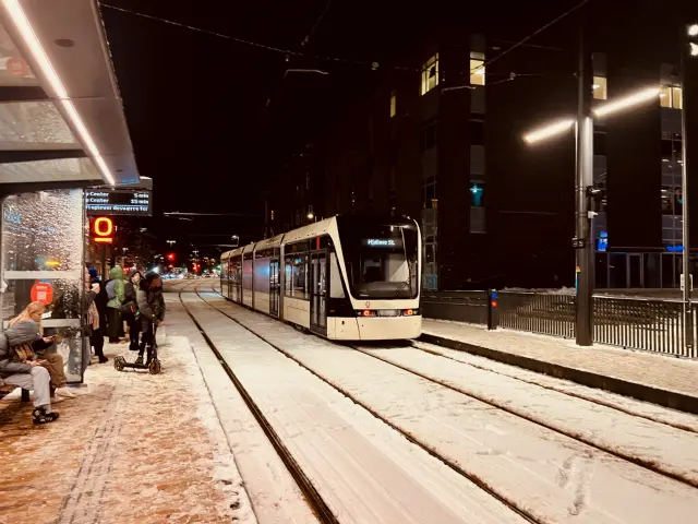 Billede af Odense Letbane togsæt 10 fotograferet ud for Odense Banegård Letbanestation.