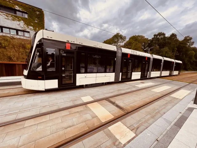 Billede af Odense Letbane togsæt 11 fotograferet ud for Campus Odense Letbanestation.