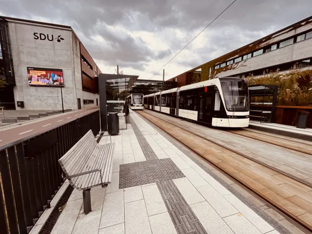 Billede af Odense Letbane togsæt 11 fotograferet ud for Campus Odense Letbanestation.