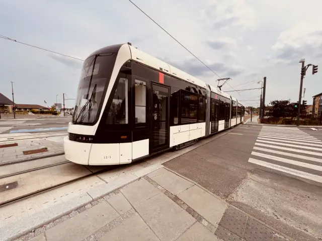 Billede af Odense Letbane togsæt 11 fotograferet ud for Tarup Center Letbanestation.