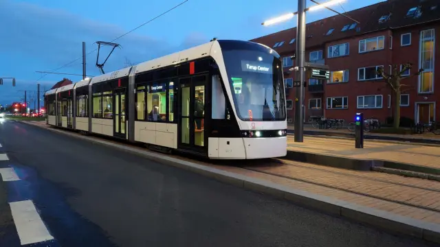 Billede af Odense Letbane togsæt 12 fotograferet ud for Bolbro Letbanestation.